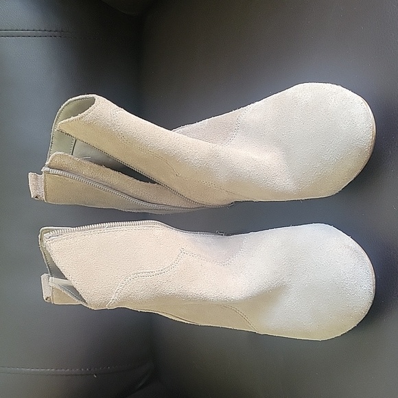 Size 8 suede Steve Madden Ankle Boots - Picture 2 of 4